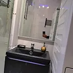 - Clim - Wifi -cuisine Privatif - Parking Prive - Salle De Bain Commune- Balcon *
