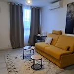 Apartment - Clim - Wifi -cuisine Privatif - Parking Prive - Salle De Bain Commune- Balcon *