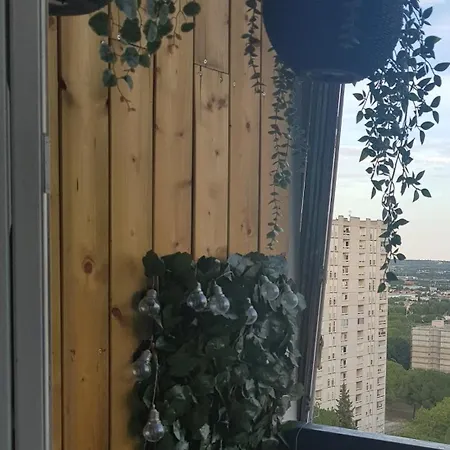 - Clim - Wifi -cuisine Privatif - Parking Prive - Salle De Bain Commune- Balcon *