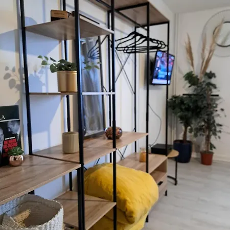 - Clim - Wifi -cuisine Privatif - Parking Privé - Salle De Bain Commune- Balcon