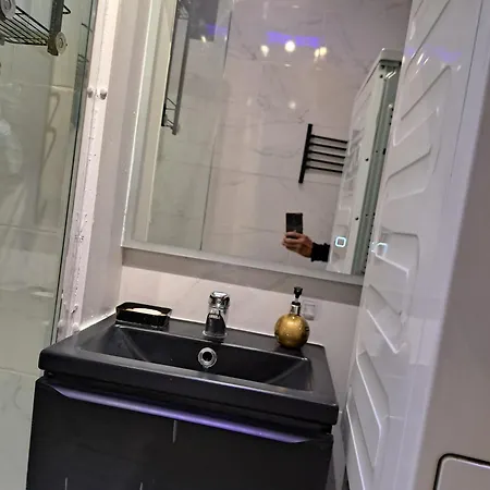 - Clim - Wifi -cuisine Privatif - Parking Privé - Salle De Bain Commune- Balcon *