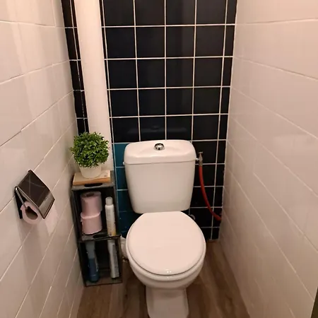 - Clim - Wifi -cuisine Privatif - Parking Privé - Salle De Bain Commune- Balcon Appartement