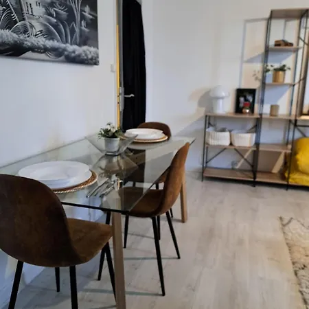 - Clim - Wifi -cuisine Privatif - Parking Privé - Salle De Bain Commune- Balcon