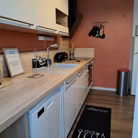 - Clim - Wifi -cuisine Privatif - Parking Privé - Salle De Bain Commune- Balcon *