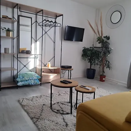Appartement - Clim - Wifi -cuisine Privatif - Parking Privé - Salle De Bain Commune- Balcon *