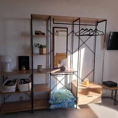 - Clim - Wifi -cuisine Privatif - Parking Privé - Salle De Bain Commune- Balcon Nîmes