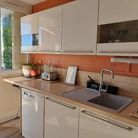 - Clim - Wifi -cuisine Privatif - Parking Prive - Salle De Bain Commune- Balcon 尼姆