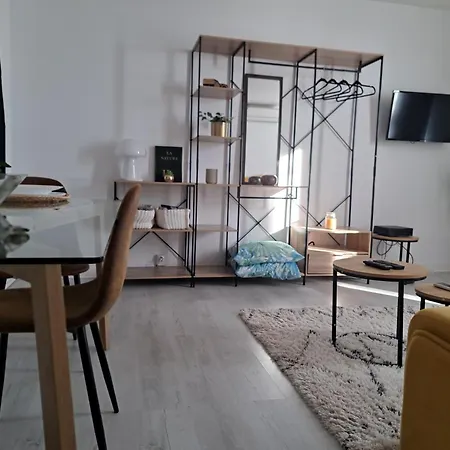 - Clim - Wifi -cuisine Privatif - Parking Privé - Salle De Bain Commune- Balcon *
