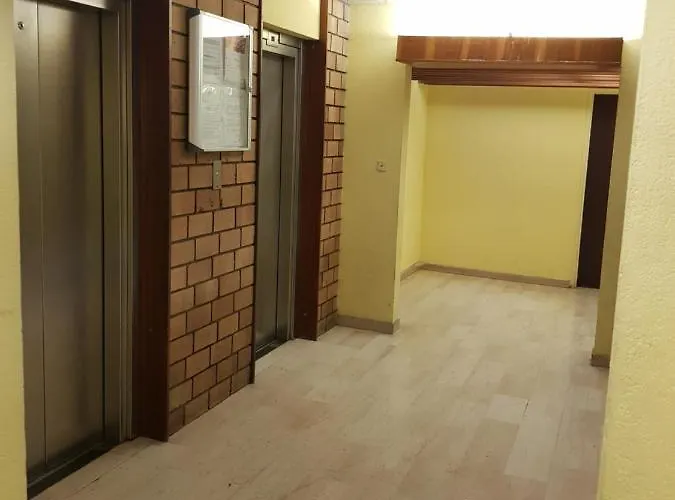 - Clim - Wifi -cuisine Privatif - Parking Prive - Salle De Bain Commune- Balcon Apartamento Nîmes
