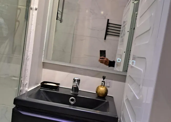 - Clim - Wifi -cuisine Privatif - Parking Prive - Salle De Bain Commune- Balcon *